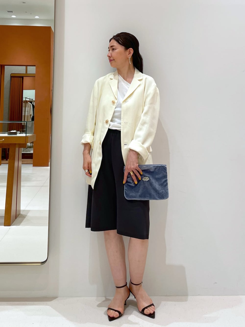 ベージュ系のトートバッグ、ブラック系のサンダル、グレー系のその他パンツを着用したレディースの夏コーディネートの6枚目の写真