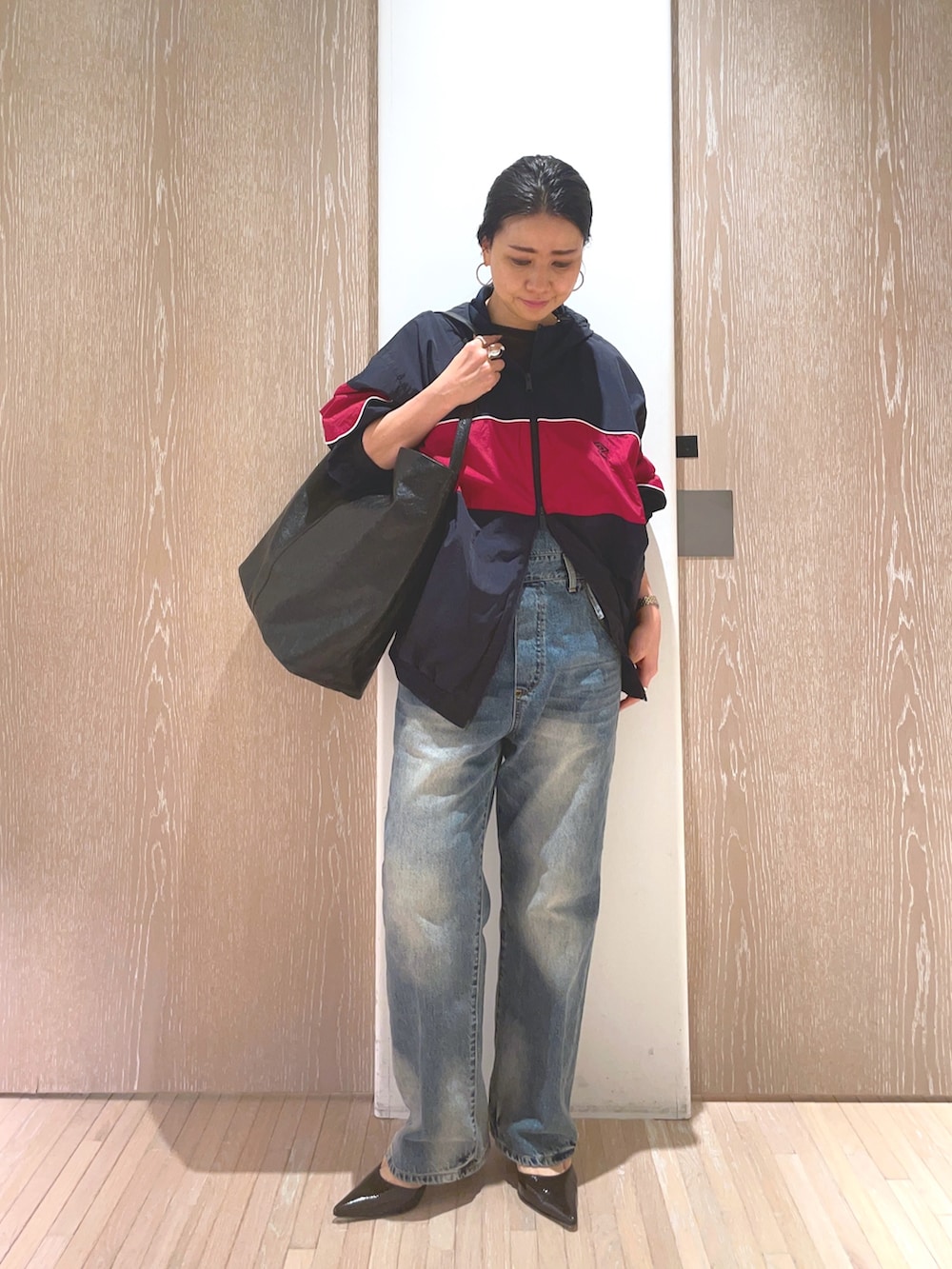 ブラウン系のパンプス、ブルー系のブルゾン、ブルー系のつなぎ/オールインワンを着用したレディースの冬コーディネートの2枚目の写真