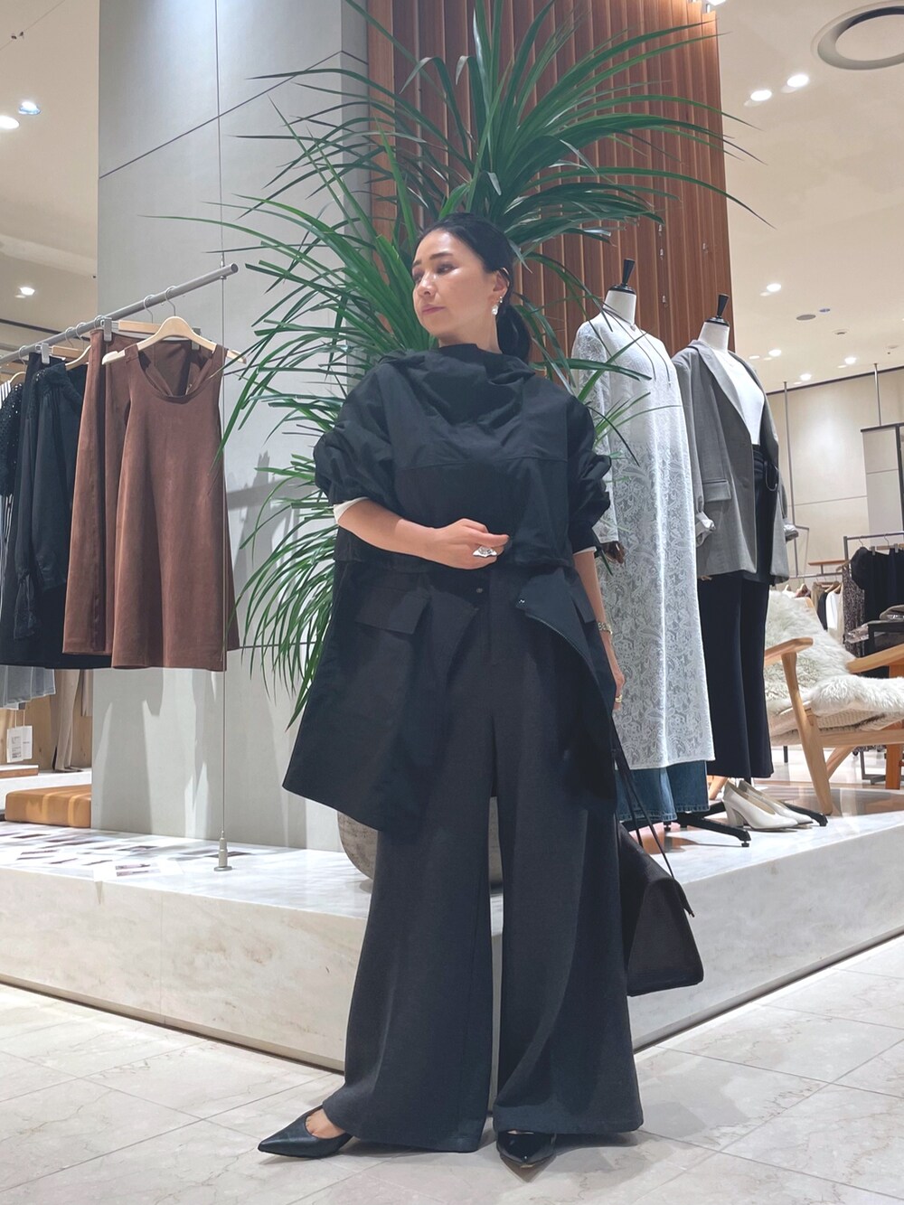 ブラック系のブーツ、ブラック系のその他アウター、グレー系のその他パンツを着用したレディースの秋コーディネートの2枚目の写真