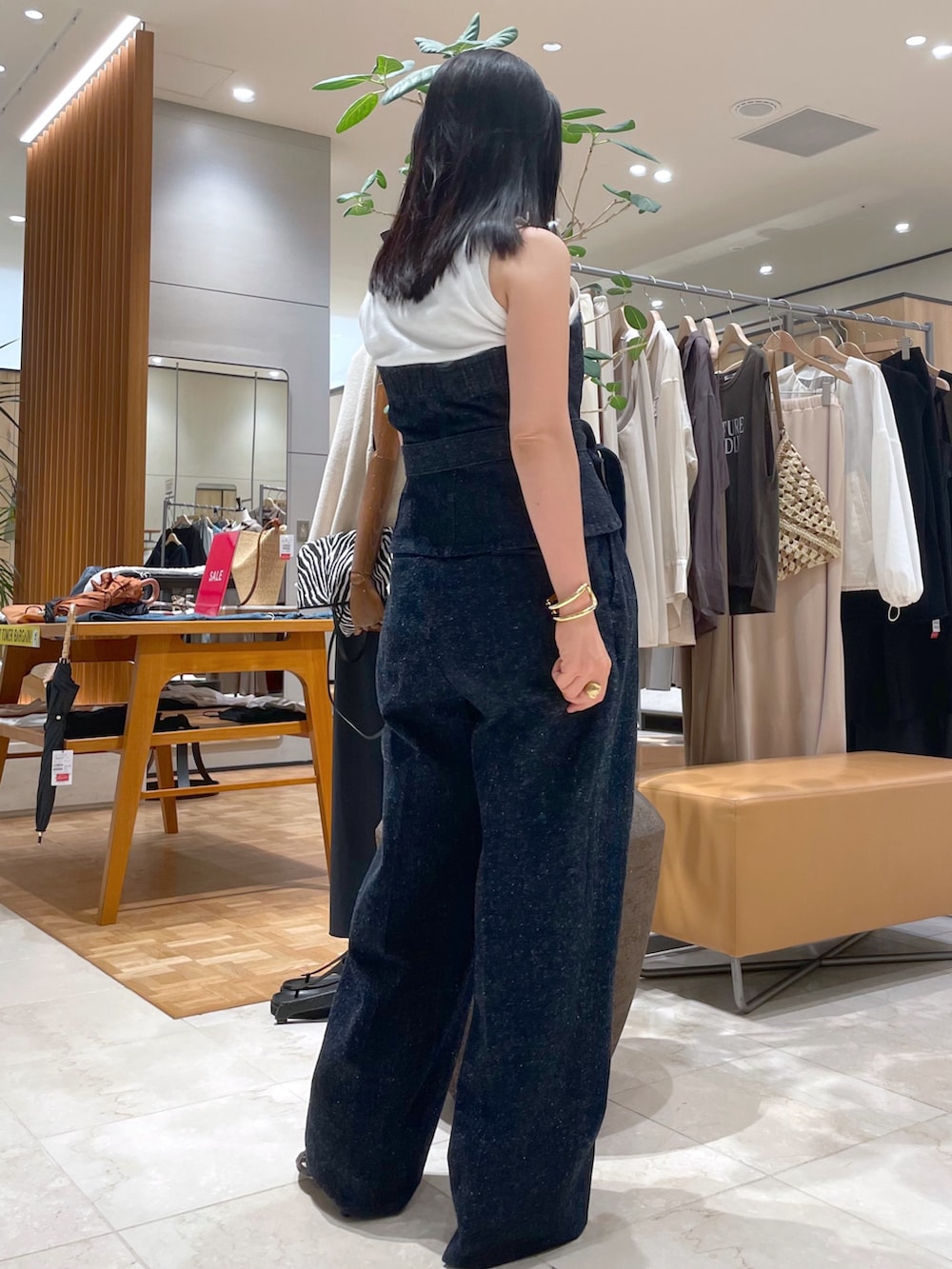 ブルー系のデニムジャケット、ブルー系のシャツ/ブラウス、ブルー系のデニムパンツを着用したレディースの秋コーディネートの9枚目の写真