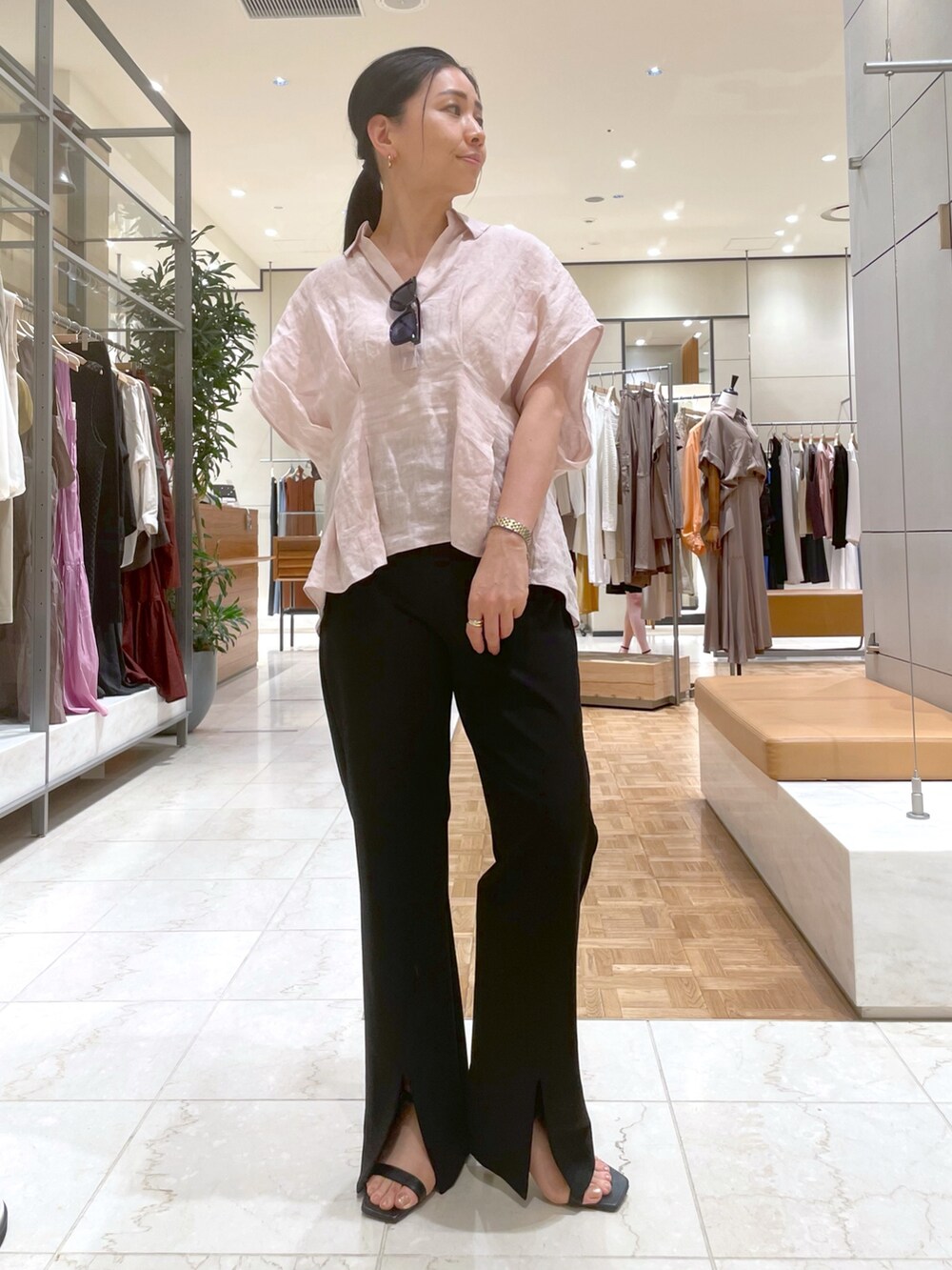 ブラック系のサンダル、ピンク系のシャツ/ブラウス、ブラック系のショルダーバッグを着用したレディースの夏コーディネートの7枚目の写真