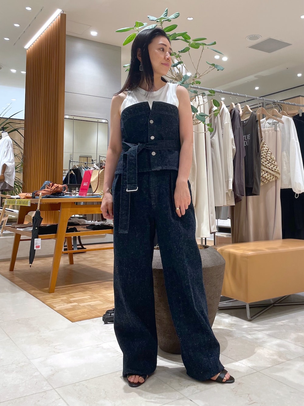 ブルー系のデニムジャケット、ブルー系のシャツ/ブラウス、ブルー系のデニムパンツを着用したレディースの秋コーディネートの8枚目の写真