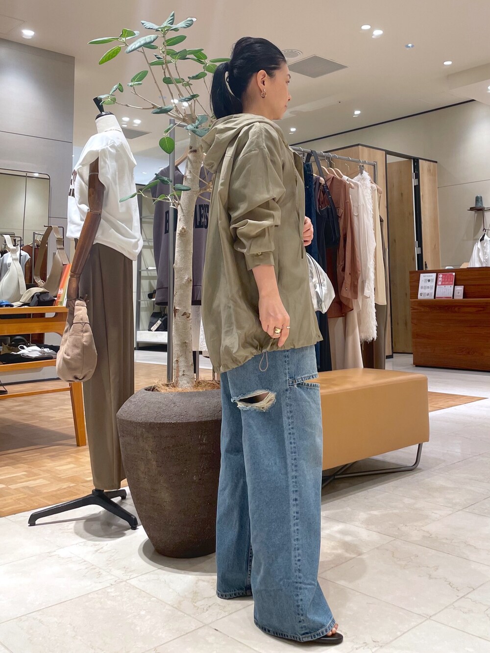 ブルー系のデニムパンツ、ベージュ系のシャツ/ブラウス、ブラック系のTシャツ/カットソーを着用したレディースの秋コーディネートの3枚目の写真