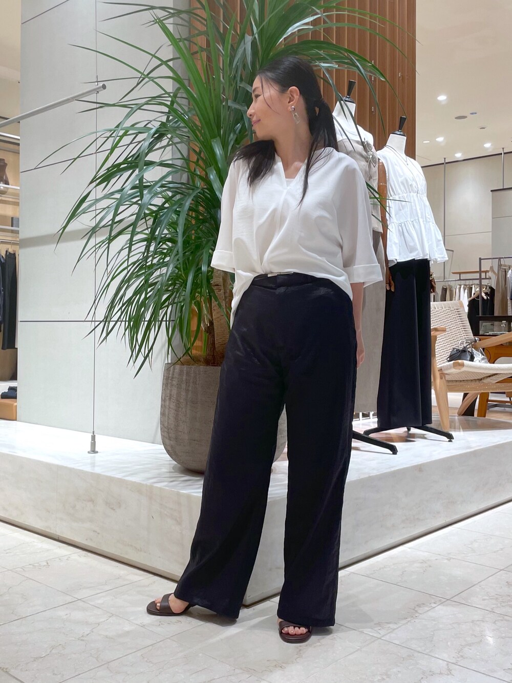 ホワイト系のシャツ/ブラウス、ブルー系のその他パンツ、ブラウン系のサンダルを着用したレディースの夏コーディネートの7枚目の写真