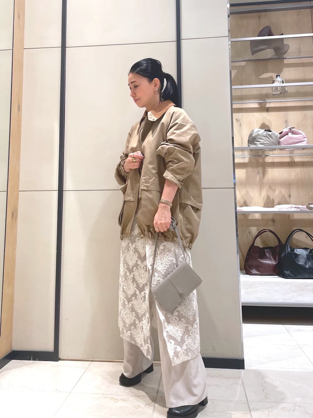 ブラック系のブーツ、ベージュ系のその他アウター、ベージュ系のその他パンツを着用したレディースの秋コーディネートの2枚目の写真