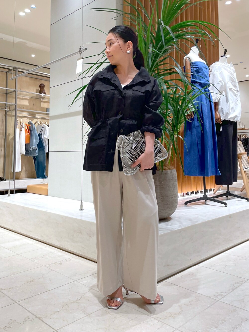 「スポーツミックス、サンダル、夏服コーデ、シンプルカジュアル、ラクチンコーデ、キレイめカジュアル、大人女子、パンツコーデ、夏コーデ、大人ファッション、リラックススタイル、ブラック、シアー、シアージャケット、夏」｜「GALLARDAGALANTEの【ARRON】メッシュバッグ（トートバッグ、シルバー系）」を使った、ggakemさん（骨格ウェーブ・レディース・158cm）の夏コーディネートの6枚目の写真