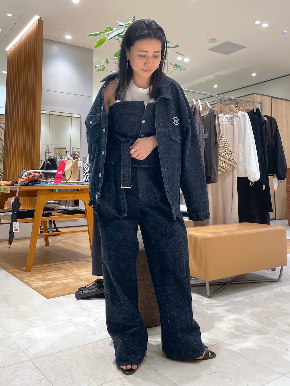 ブルー系のデニムジャケット、ブルー系のシャツ/ブラウス、ブルー系のデニムパンツを着用したレディースの秋コーディネートの4枚目の写真