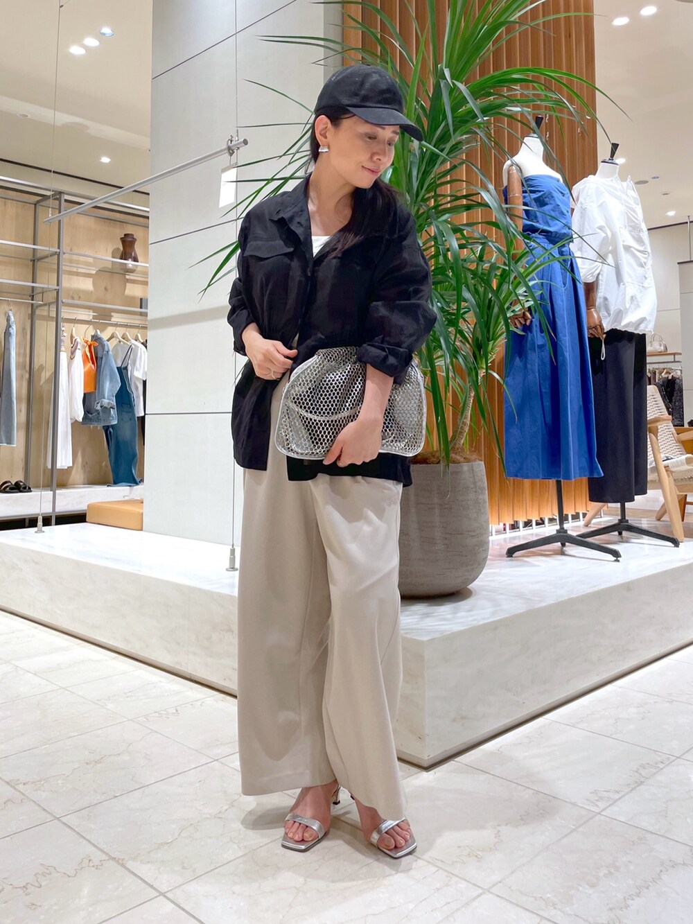 「スポーツミックス、サンダル、夏服コーデ、シンプルカジュアル、ラクチンコーデ、キレイめカジュアル、大人女子、パンツコーデ、夏コーデ、大人ファッション、リラックススタイル、ブラック、シアー、シアージャケット、夏」｜「GALLARDAGALANTEの【ARRON】メッシュバッグ（トートバッグ、シルバー系）」を使った、ggakemさん（骨格ウェーブ・レディース・158cm）の夏コーディネートの8枚目の写真