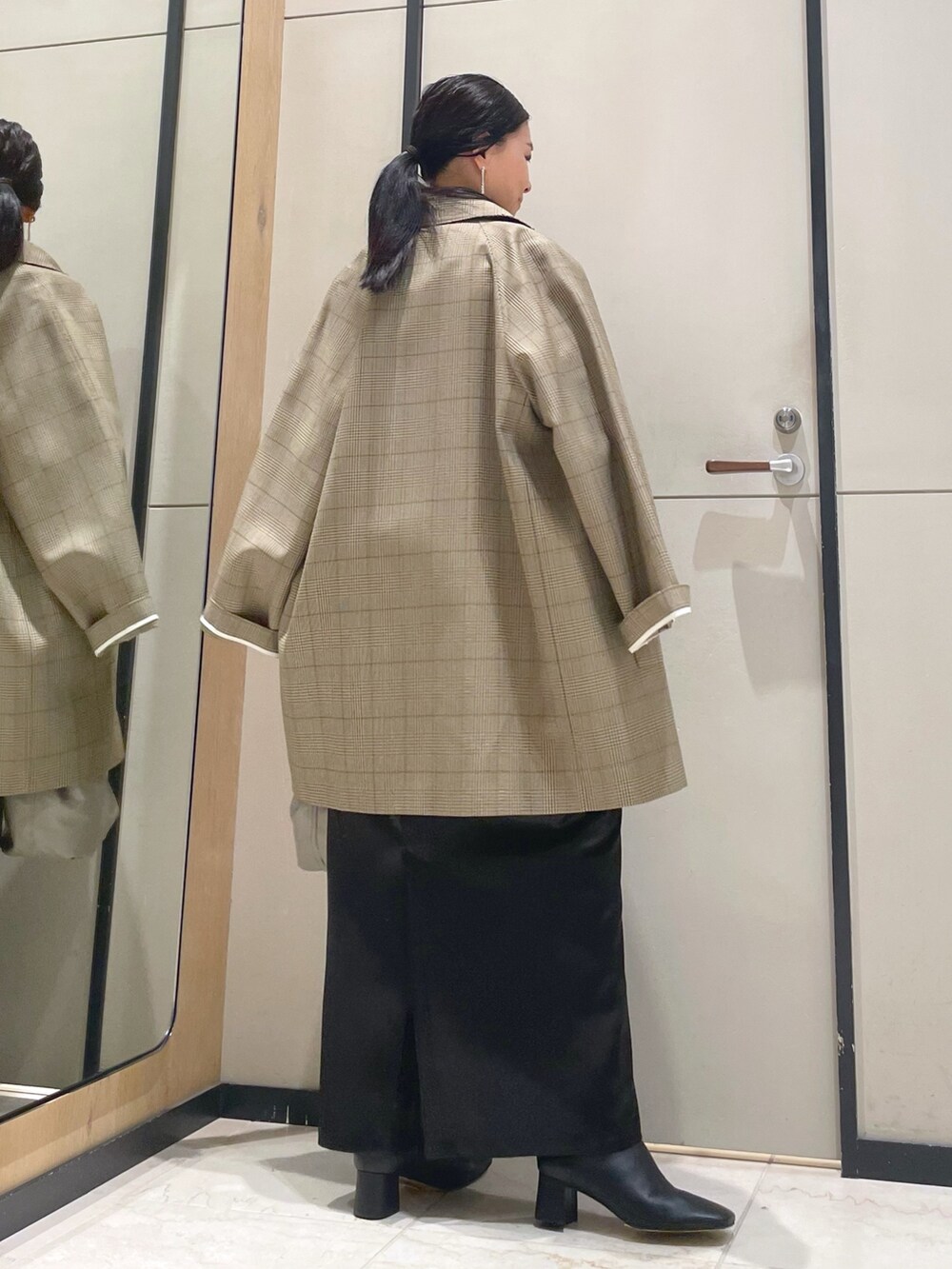 ホワイト系のシャツ/ブラウス、イエロー系のその他アウター、ベージュ系のトートバッグを着用したレディースの冬コーディネートの2枚目の写真