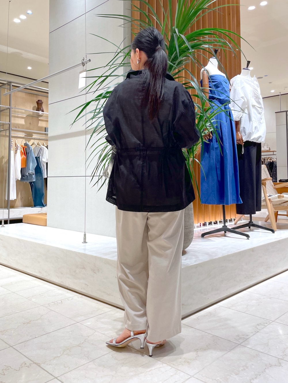 「スポーツミックス、サンダル、夏服コーデ、シンプルカジュアル、ラクチンコーデ、キレイめカジュアル、大人女子、パンツコーデ、夏コーデ、大人ファッション、リラックススタイル、ブラック、シアー、シアージャケット、夏」｜「GALLARDAGALANTEの【ARRON】メッシュバッグ（トートバッグ、シルバー系）」を使った、ggakemさん（骨格ウェーブ・レディース・158cm）の夏コーディネートの5枚目の写真