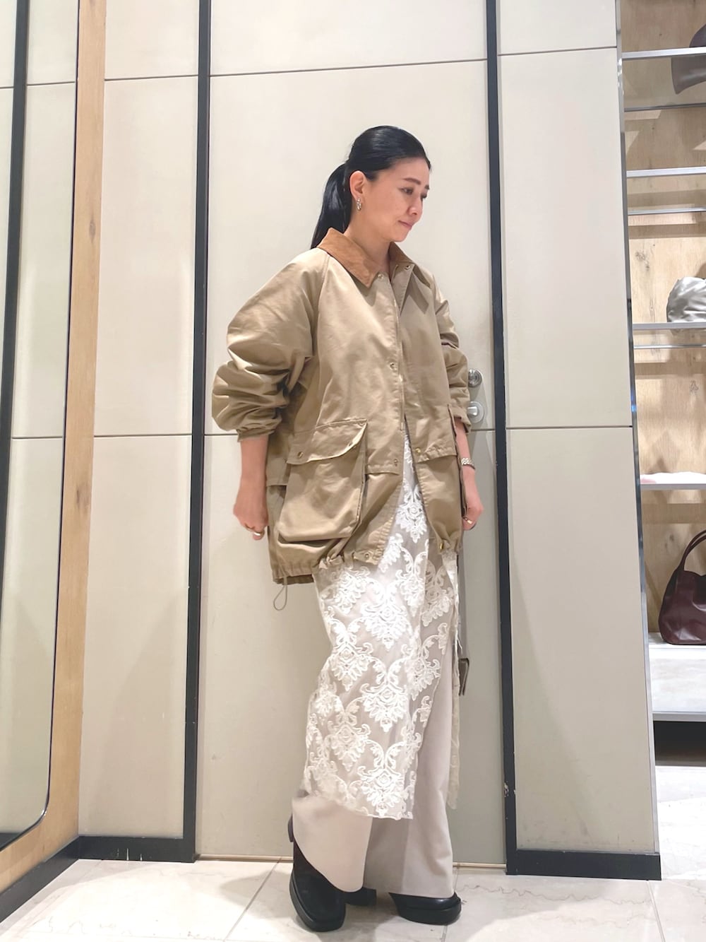 ブラック系のブーツ、ベージュ系のその他アウター、ベージュ系のその他パンツを着用したレディースの秋コーディネートの5枚目の写真