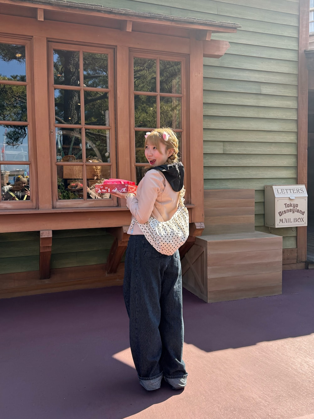 ホワイト系のショルダーバッグ、ブラック系のスニーカーを着用したレディースの春コーディネートの2枚目の写真