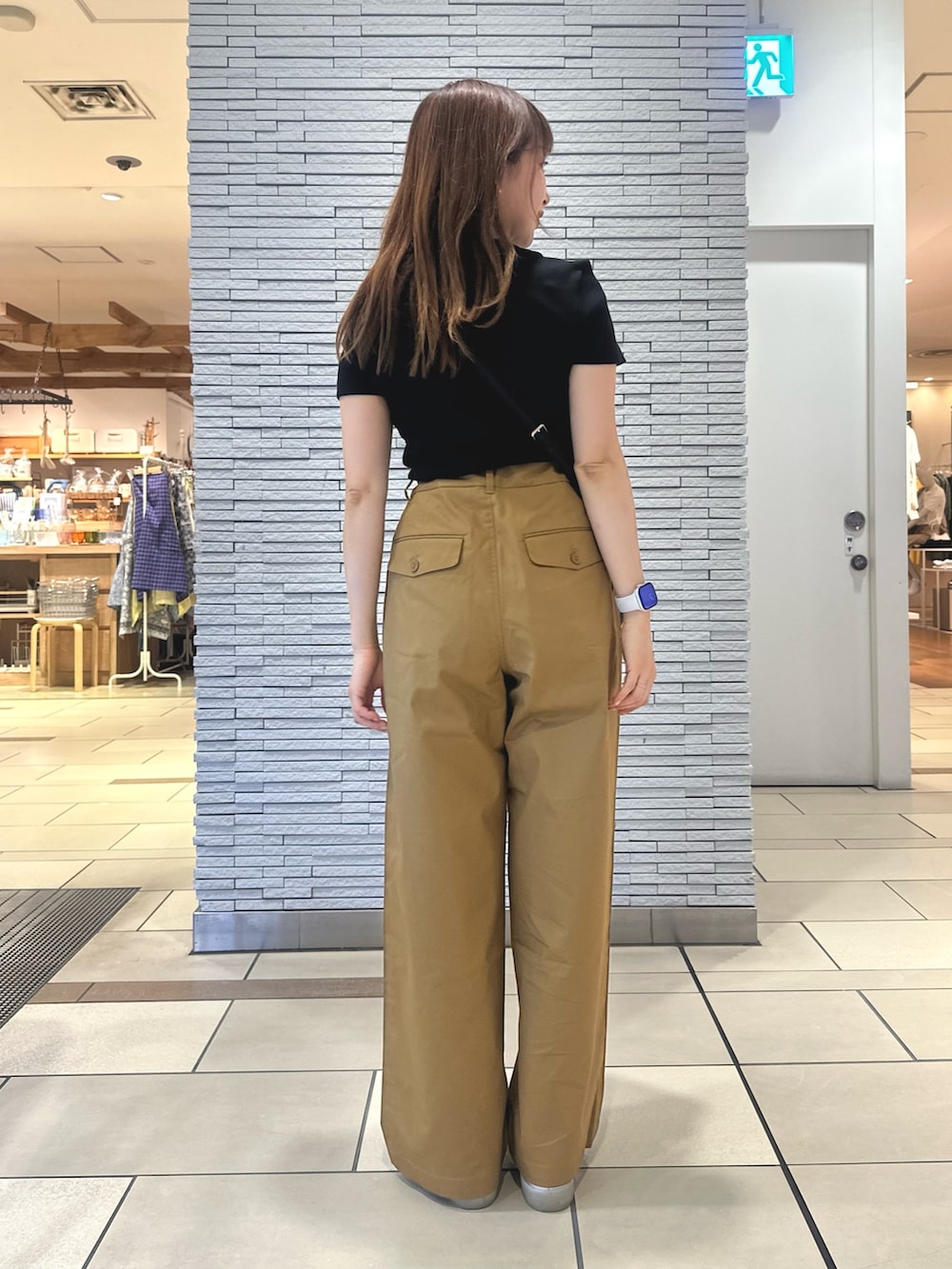 ブラック系のTシャツ/カットソー、ブラック系のショルダーバッグ、ブラウン系のその他パンツを着用したレディースの夏コーディネートの2枚目の写真