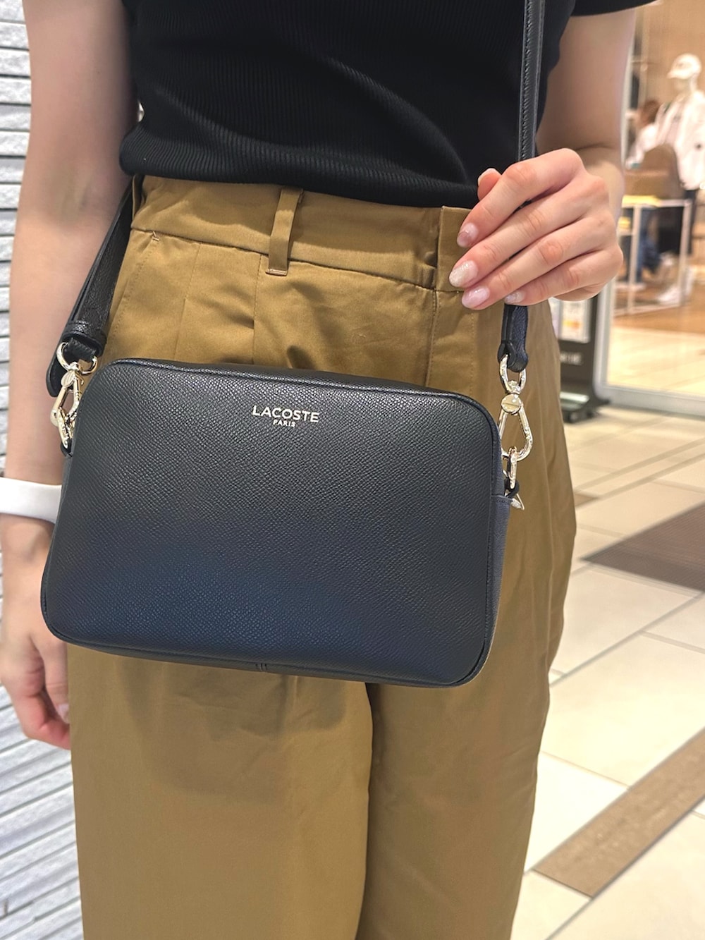 ブラック系のTシャツ/カットソー、ブラック系のショルダーバッグ、ブラウン系のその他パンツを着用したレディースの夏コーディネートの4枚目の写真