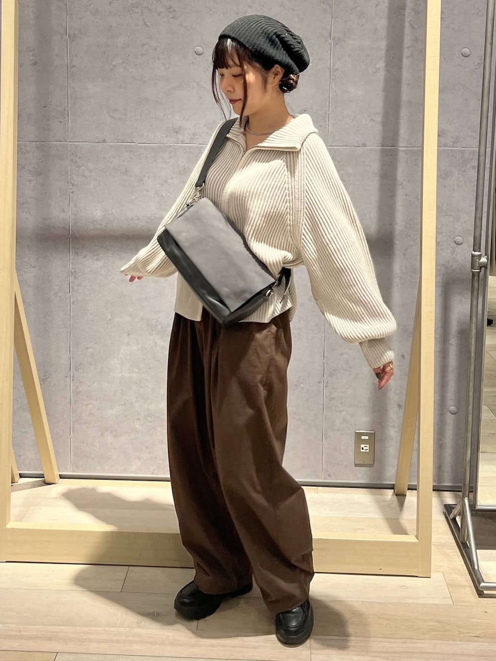 ホワイト系のカーディガン/ボレロ、グレー系のショルダーバッグ、ブラウン系のその他パンツを着用したレディースの秋コーディネートの2枚目の写真