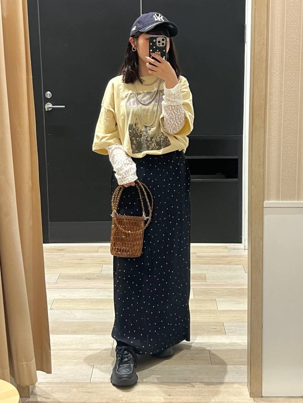 ベージュ系のTシャツ/カットソー、ブラウン系のショルダーバッグ、その他のスカートを着用したレディースの春コーディネートの4枚目の写真