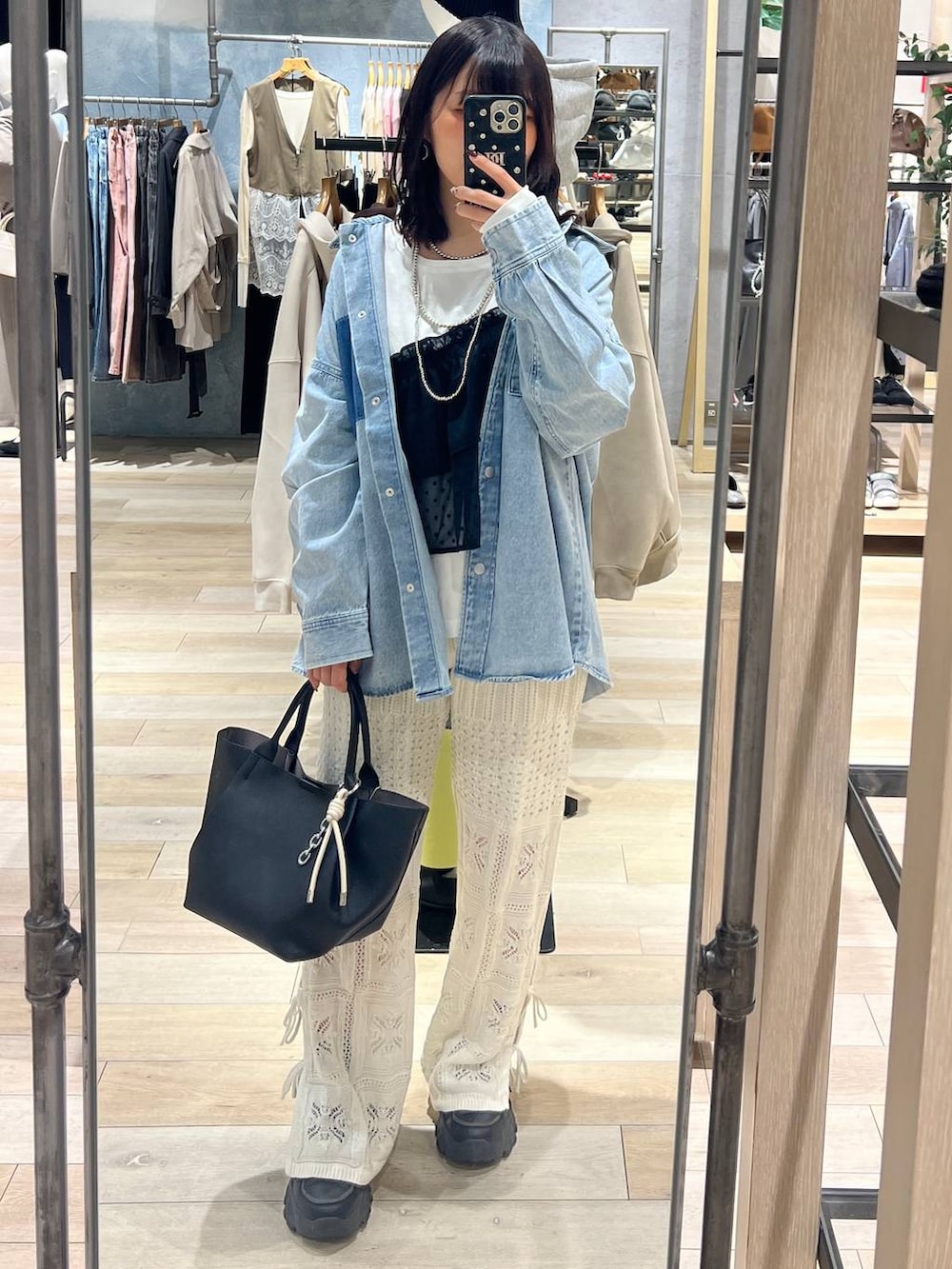 ブルー系のシャツ/ブラウス、ホワイト系のその他パンツ、ブラック系のトートバッグを着用したレディースの冬コーディネートの2枚目の写真