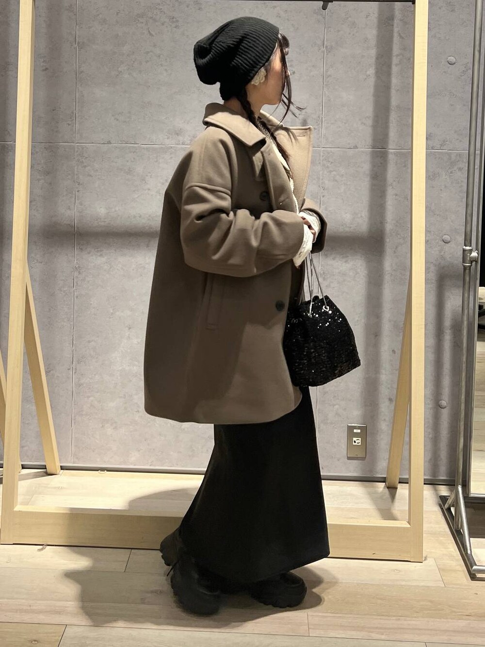 ホワイト系のTシャツ/カットソー、ブラック系のスカート、ブラウン系のその他アウターを着用したレディースの秋コーディネートの3枚目の写真