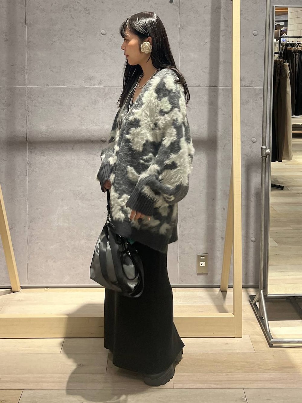 その他のショルダーバッグ、ブラック系のスカート、グレー系のカーディガン/ボレロを着用したレディースの秋コーディネートの5枚目の写真