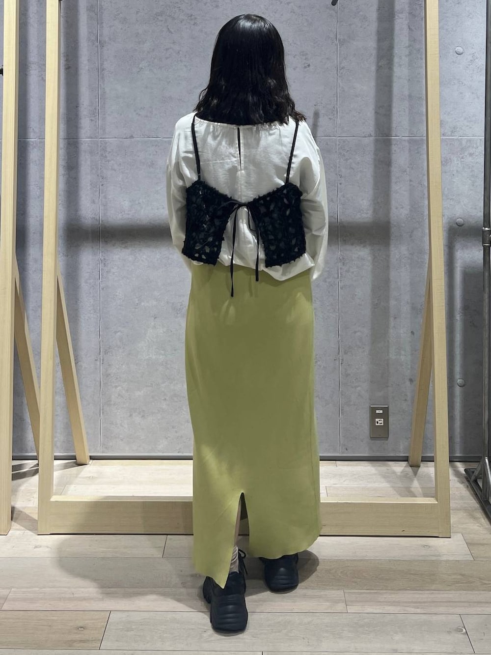 グリーン系のスカート、ホワイト系のシャツ/ブラウス、その他のトートバッグを着用したレディースの冬コーディネートの3枚目の写真