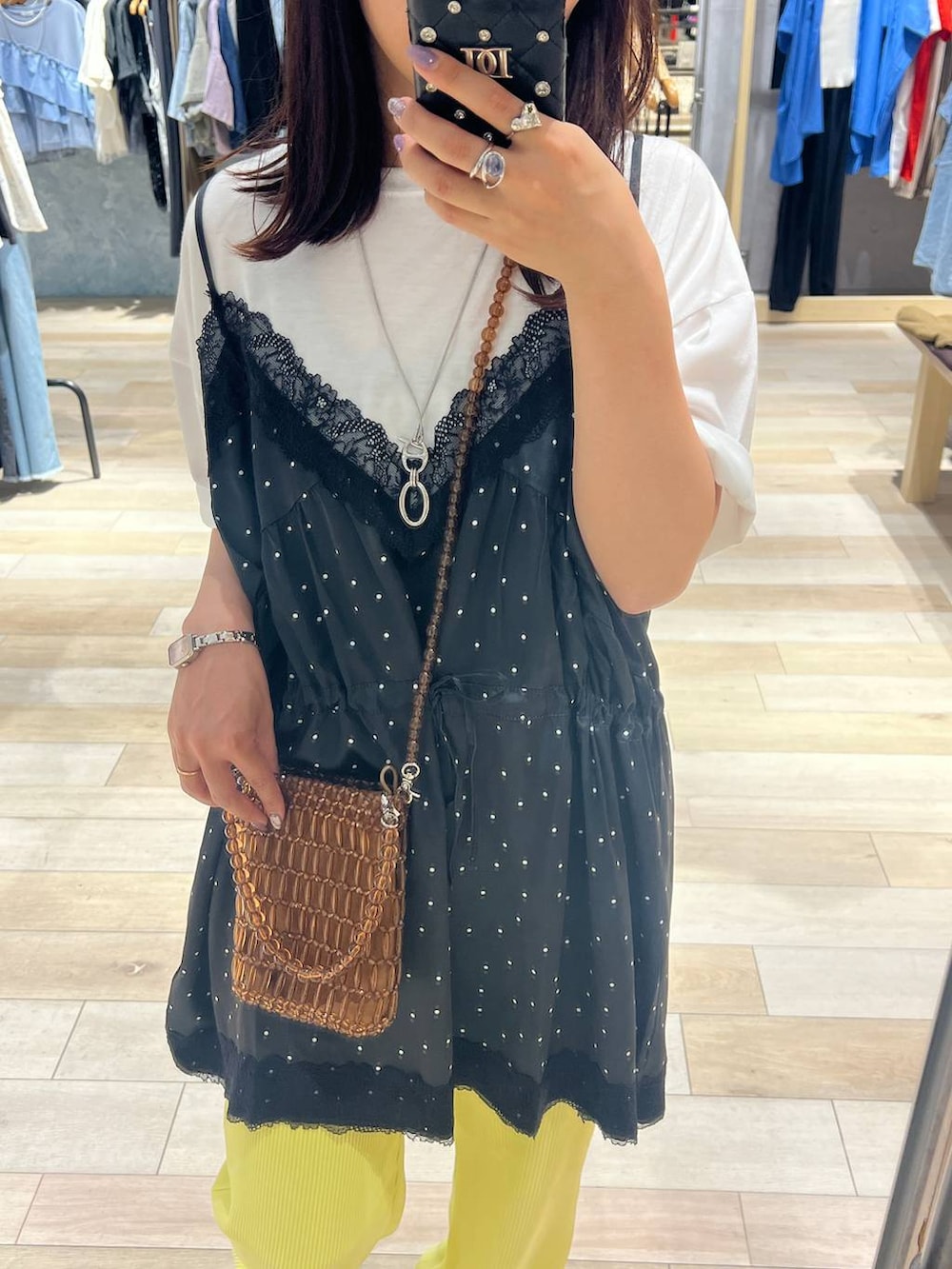 イエロー系のその他パンツ、ブラウン系のショルダーバッグ、シルバー系のネックレスを着用したレディースの夏コーディネートの2枚目の写真