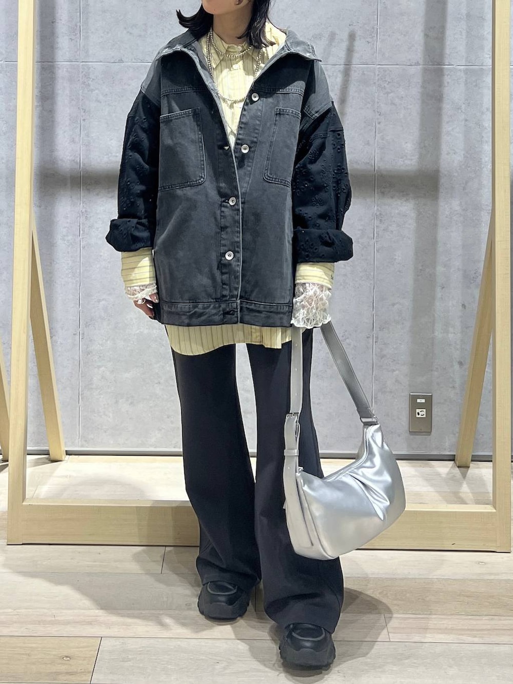 グレー系のその他パンツ、イエロー系のシャツ/ブラウス、シルバー系のショルダーバッグを着用したレディースの冬コーディネートの6枚目の写真