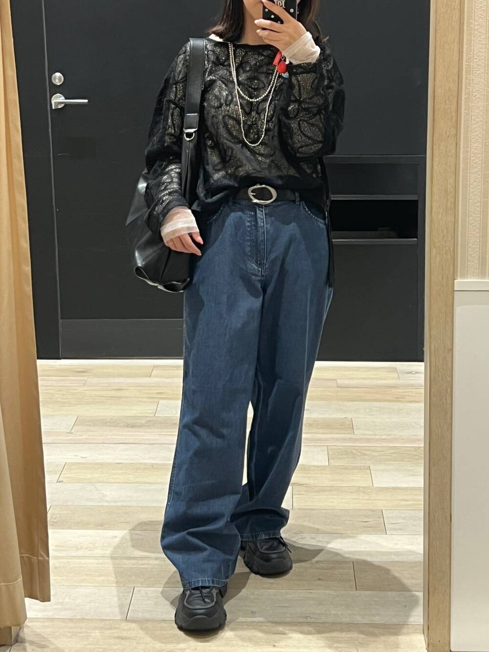 ホワイト系のTシャツ/カットソー、ブルー系のデニムパンツ、ブラック系のショルダーバッグを着用したレディースの春コーディネートの4枚目の写真