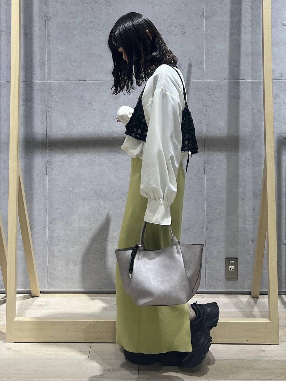 グリーン系のスカート、ホワイト系のシャツ/ブラウス、その他のトートバッグを着用したレディースの冬コーディネートの2枚目の写真