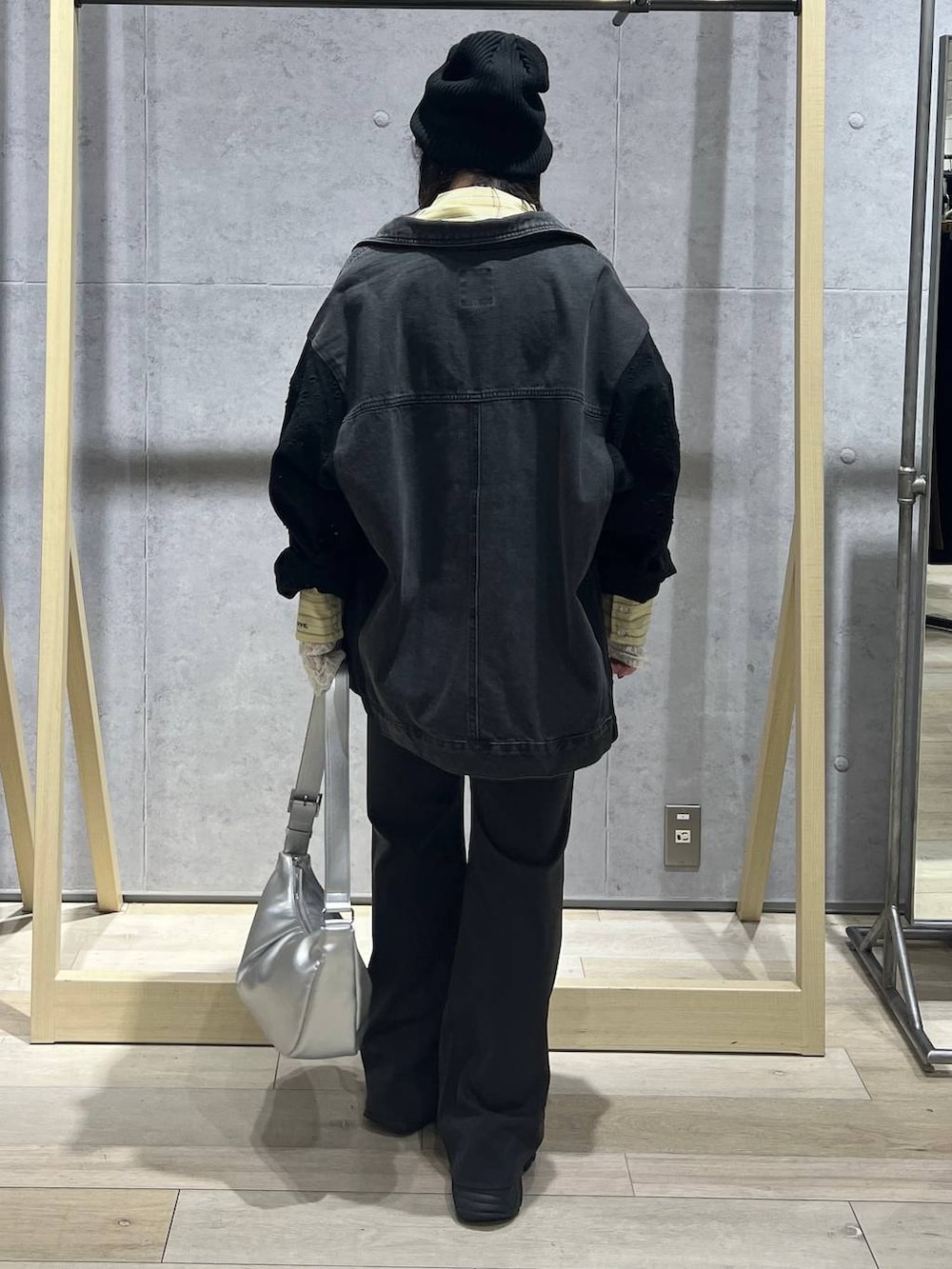 グレー系のその他パンツ、イエロー系のシャツ/ブラウス、シルバー系のショルダーバッグを着用したレディースの冬コーディネートの3枚目の写真