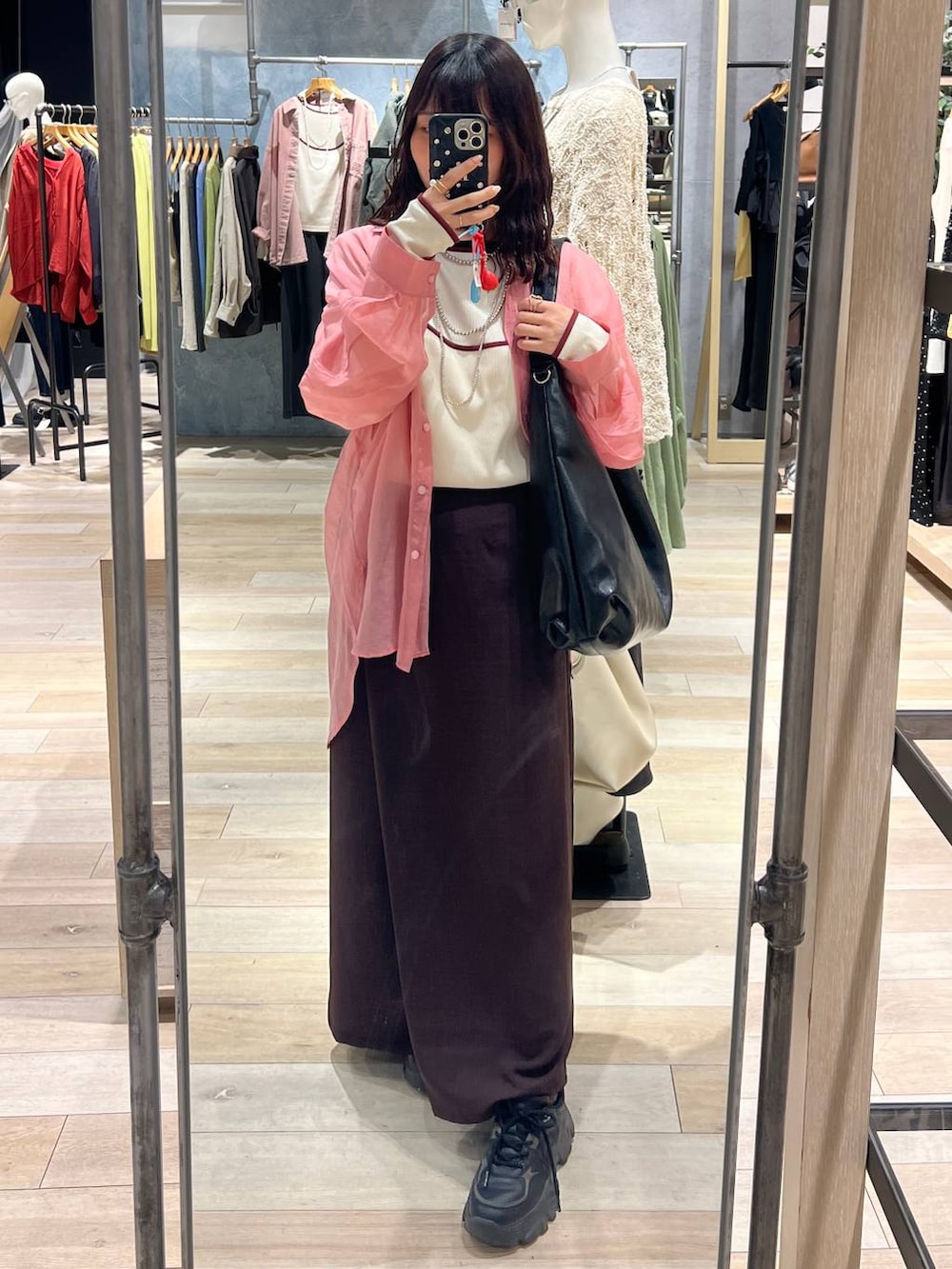 ピンク系のシャツ/ブラウス、ブラウン系のスカート、ブラック系のショルダーバッグを着用したレディースの春コーディネートの2枚目の写真