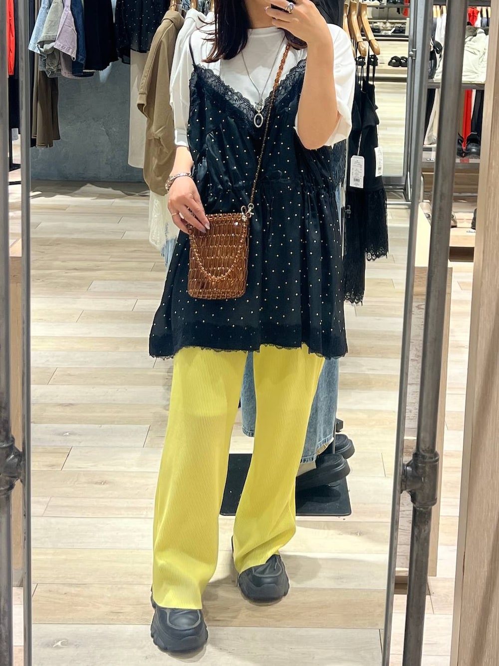 イエロー系のその他パンツ、ブラウン系のショルダーバッグ、シルバー系のネックレスを着用したレディースの夏コーディネートの3枚目の写真