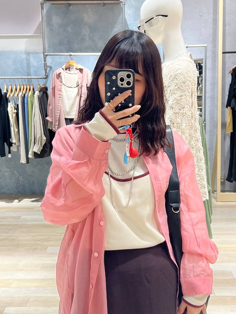 ピンク系のシャツ/ブラウス、ブラウン系のスカート、ブラック系のショルダーバッグを着用したレディースの春コーディネートの4枚目の写真