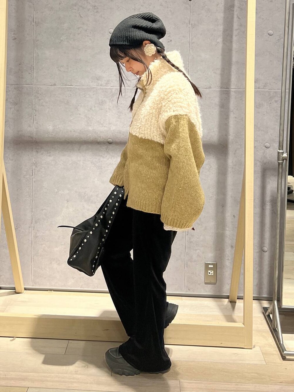 ホワイト系のTシャツ/カットソー、ブラック系のその他パンツ、ブラック系のハンドバッグを着用したレディースの冬コーディネートの2枚目の写真