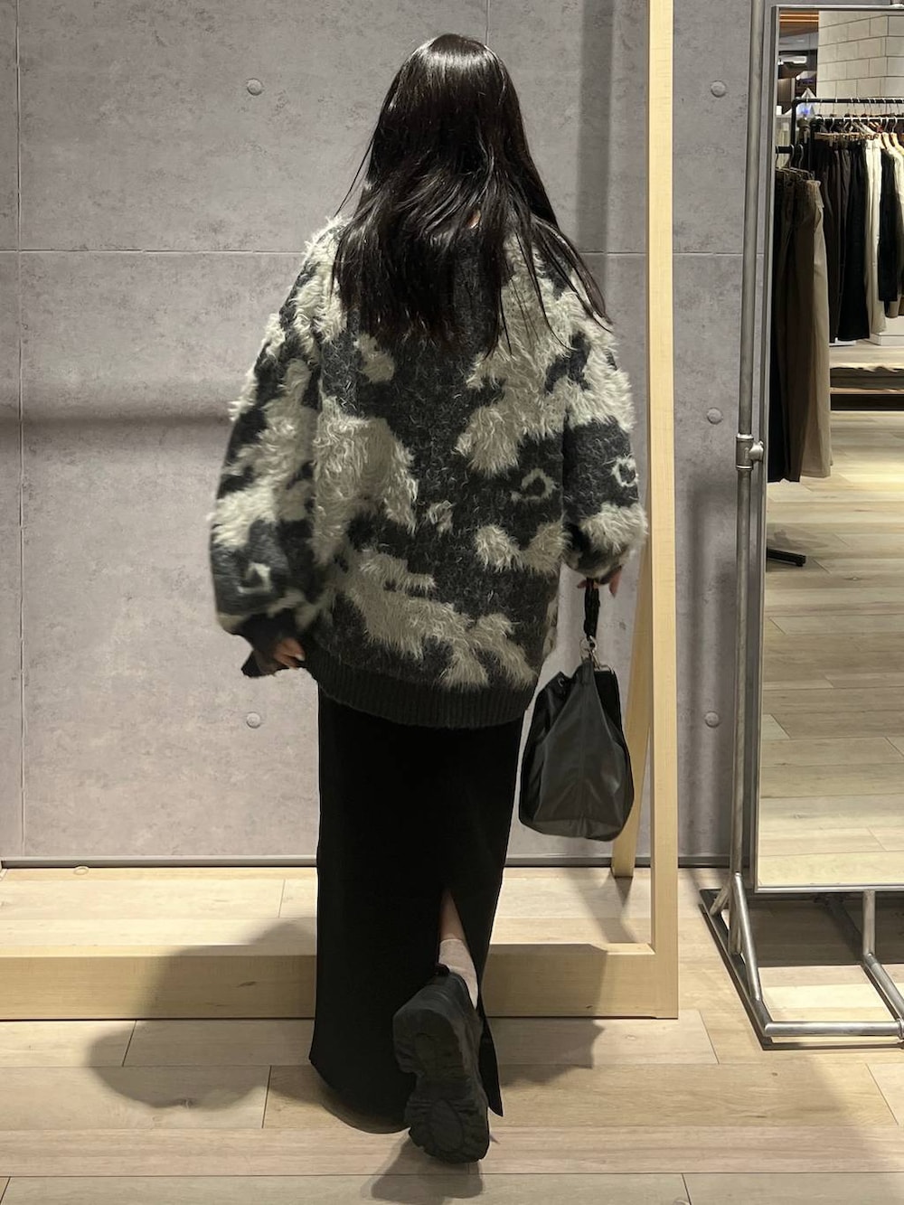 その他のショルダーバッグ、ブラック系のスカート、グレー系のカーディガン/ボレロを着用したレディースの秋コーディネートの4枚目の写真