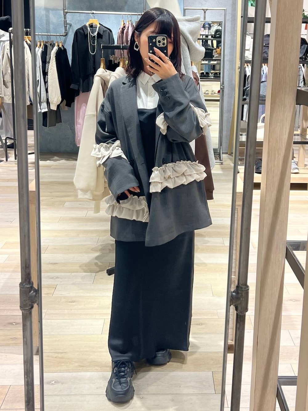 ベージュ系のシャツ/ブラウス、グレー系のテーラードジャケット、ブラック系のワンピースを着用したレディースの春コーディネートの3枚目の写真