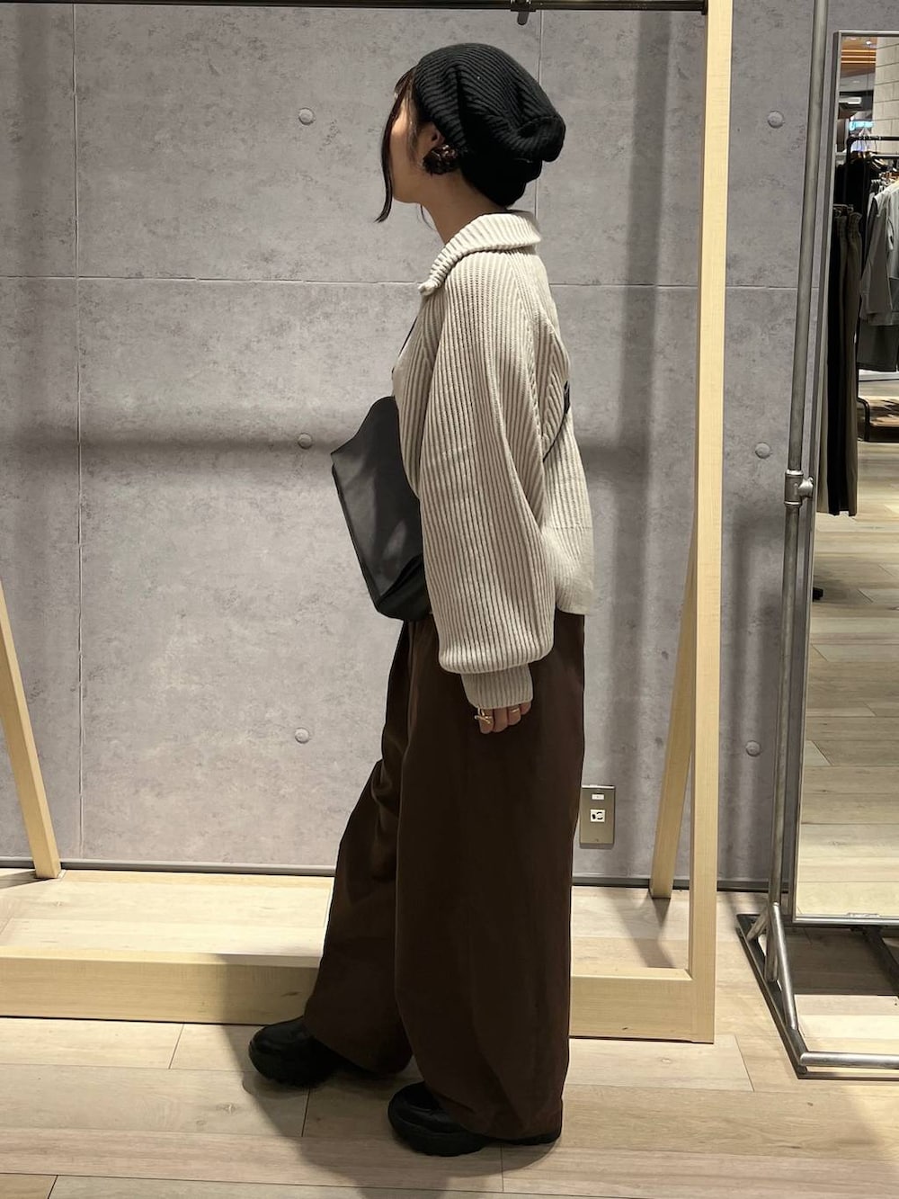 ホワイト系のカーディガン/ボレロ、グレー系のショルダーバッグ、ブラウン系のその他パンツを着用したレディースの秋コーディネートの3枚目の写真