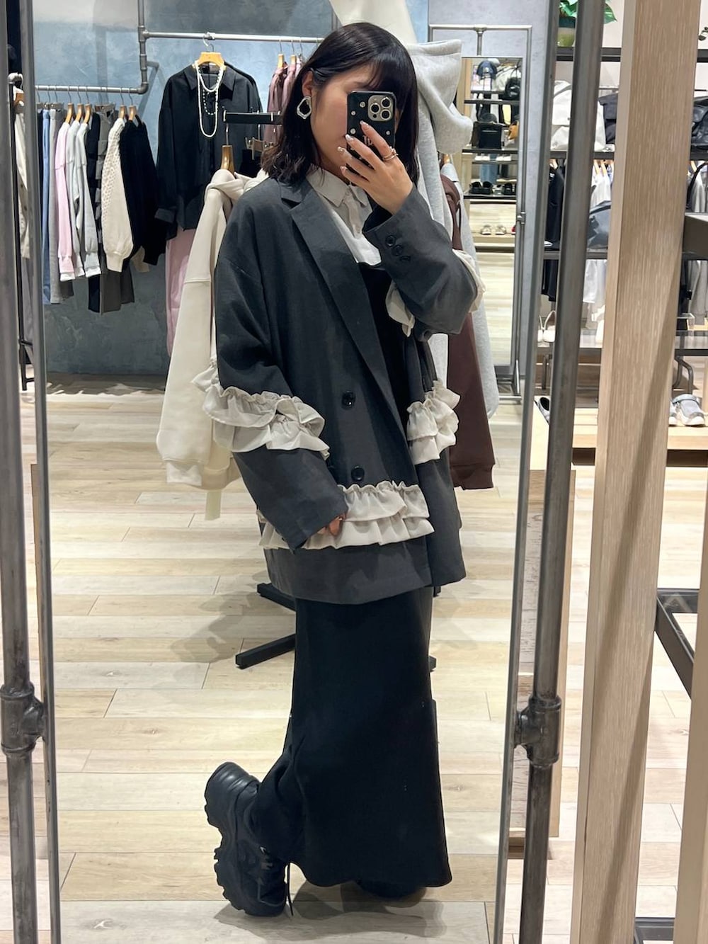 ベージュ系のシャツ/ブラウス、グレー系のテーラードジャケット、ブラック系のワンピースを着用したレディースの春コーディネートの2枚目の写真