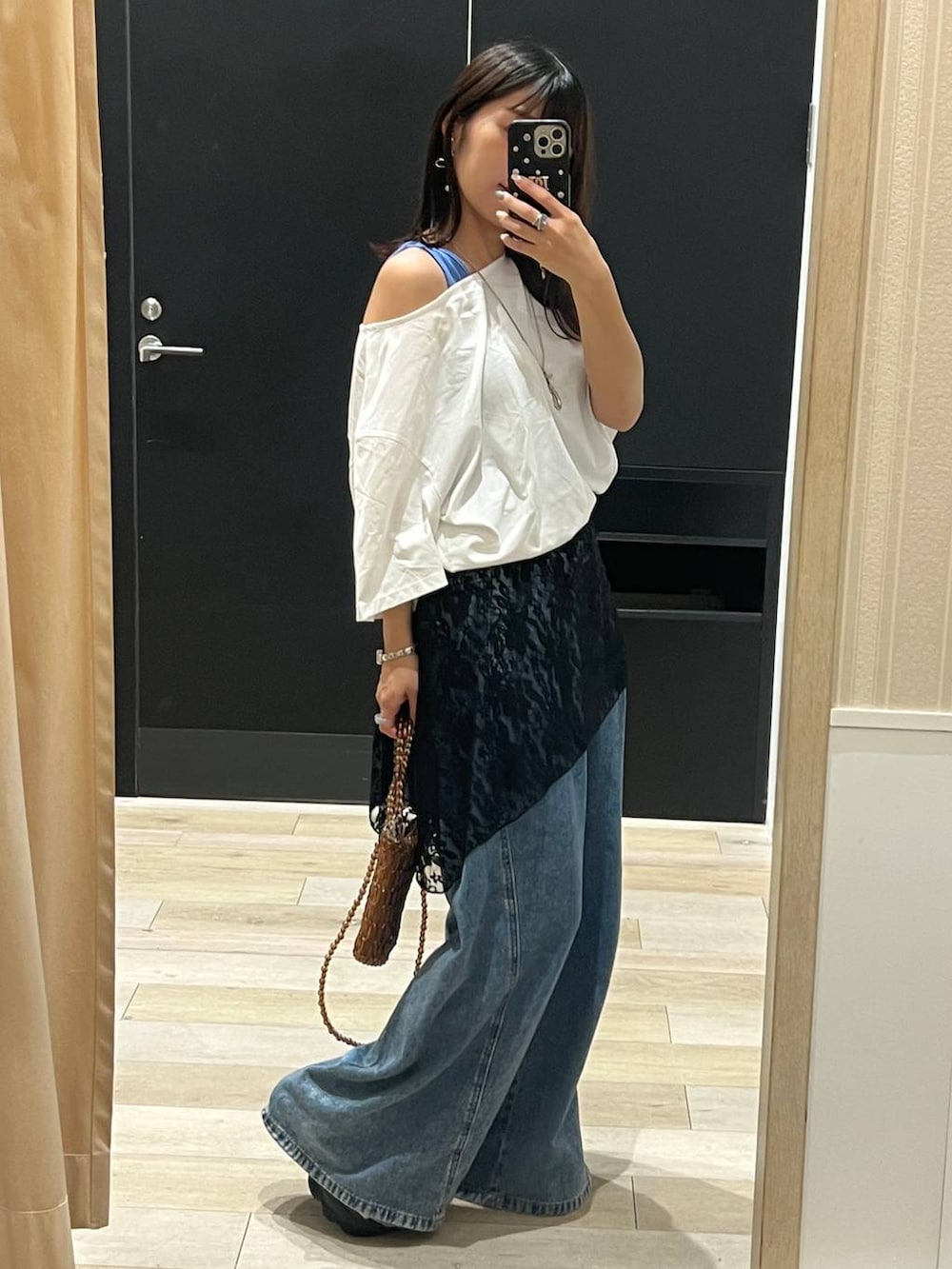 ホワイト系のTシャツ/カットソー、ブルー系のデニムパンツ、ブルー系のタンクトップを着用したレディースの夏コーディネートの2枚目の写真