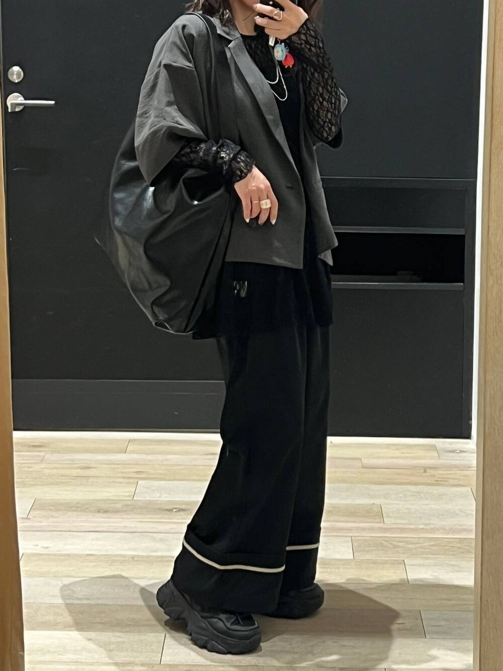 ブラック系のその他パンツ、ブラック系のシャツ/ブラウス、ブラック系のショルダーバッグを着用したレディースの春コーディネートの2枚目の写真
