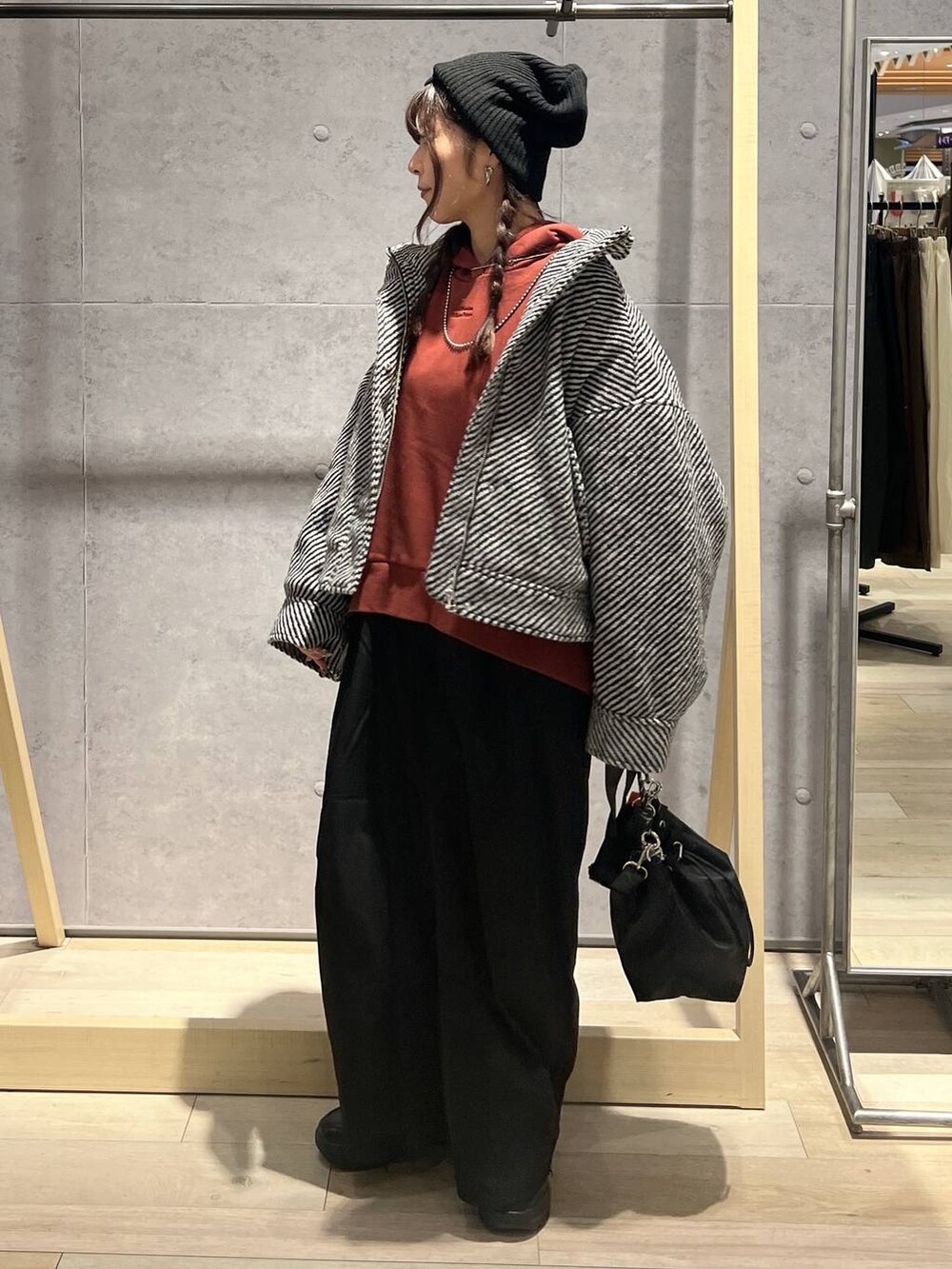 ブラック系のショルダーバッグ、ブラック系のその他パンツ、ブラック系のブルゾンを着用したレディースの秋コーディネートの2枚目の写真