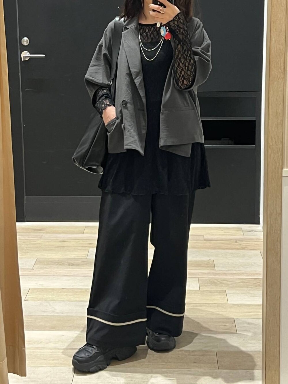 ブラック系のその他パンツ、ブラック系のシャツ/ブラウス、ブラック系のショルダーバッグを着用したレディースの春コーディネートの4枚目の写真