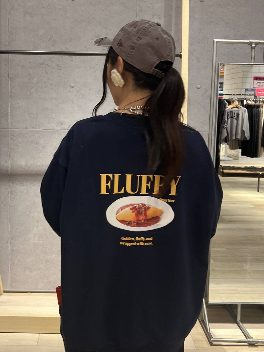 ブラック系のTシャツ/カットソー、ブラック系のスカート、ブルー系のスウェットを着用したレディースの秋コーディネートの2枚目の写真