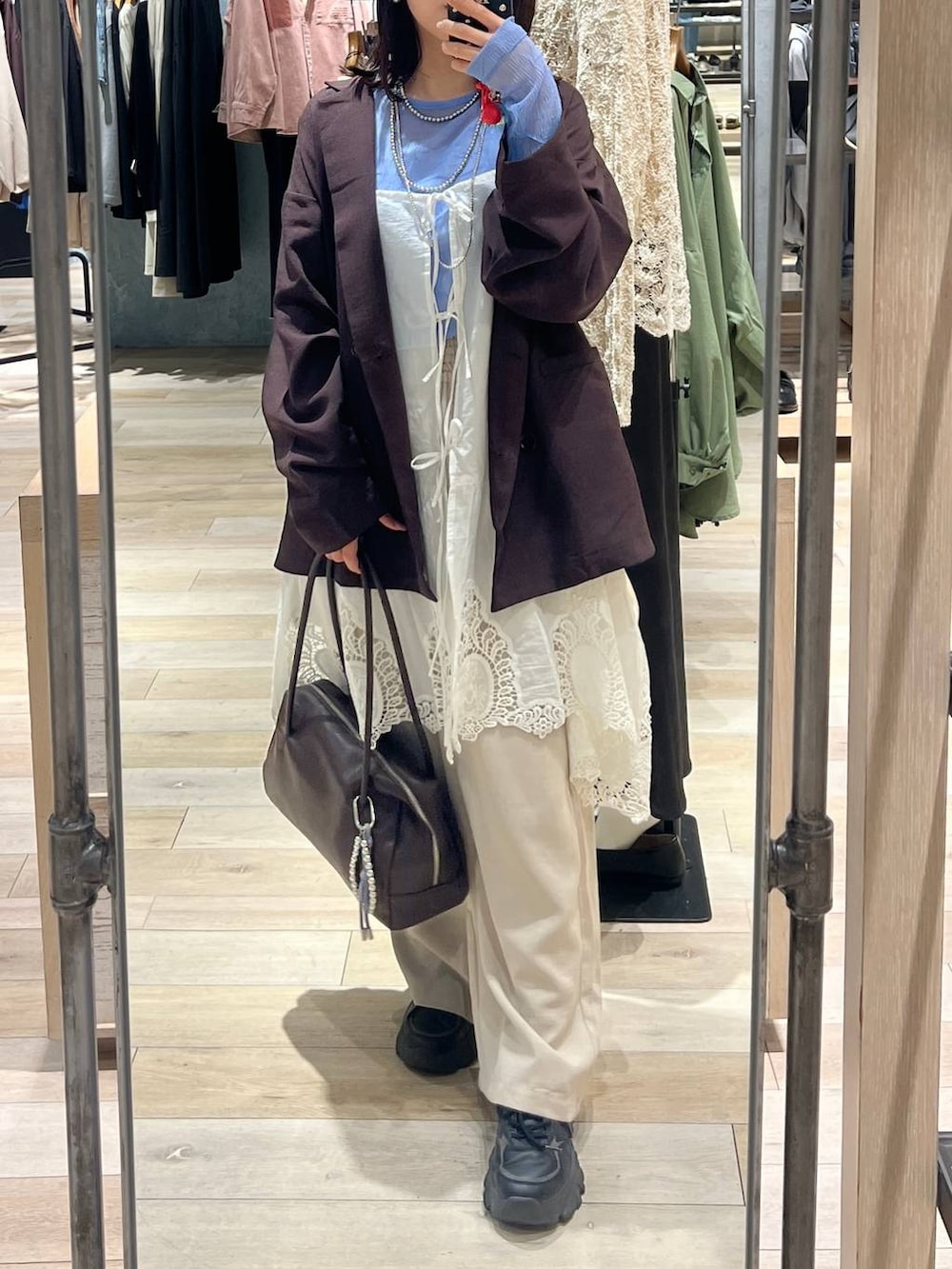 ホワイト系のキャミソール、ベージュ系のその他パンツ、ブラウン系のテーラードジャケットを着用したレディースの春コーディネートの2枚目の写真