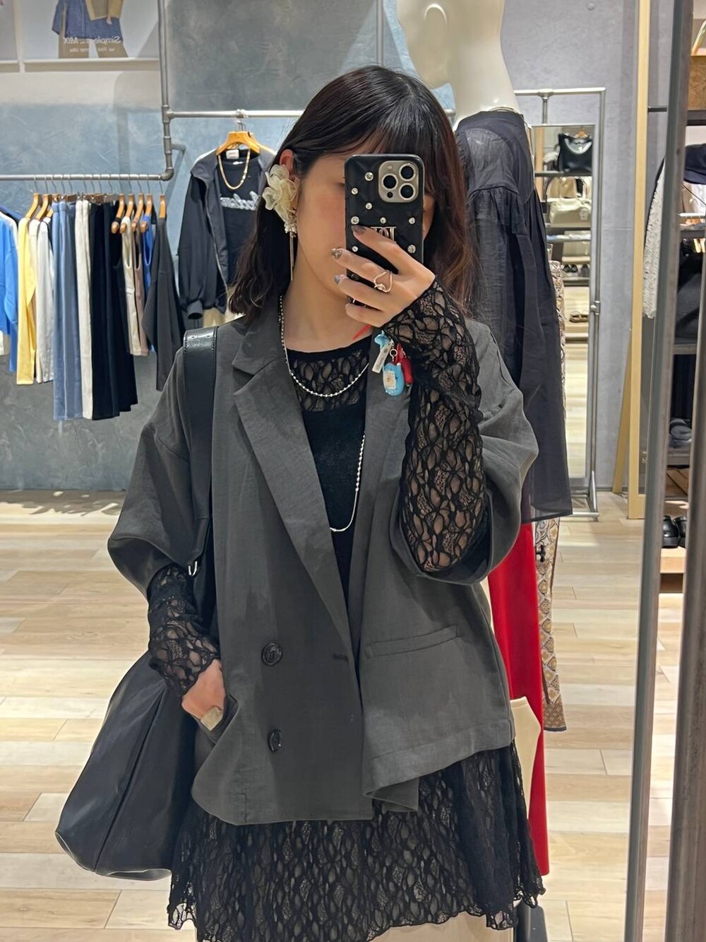 ブラック系のその他パンツ、ブラック系のシャツ/ブラウス、ブラック系のショルダーバッグを着用したレディースの春コーディネートの3枚目の写真
