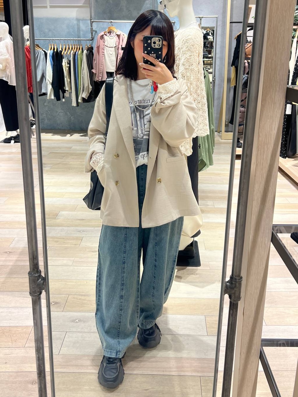 ベージュ系のテーラードジャケット、ブラック系のショルダーバッグ、ホワイト系のTシャツ/カットソーを着用したレディースの春コーディネートの4枚目の写真