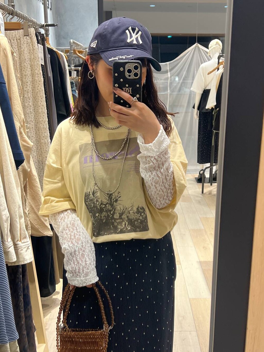 ベージュ系のTシャツ/カットソー、ブラウン系のショルダーバッグ、その他のスカートを着用したレディースの春コーディネートの3枚目の写真