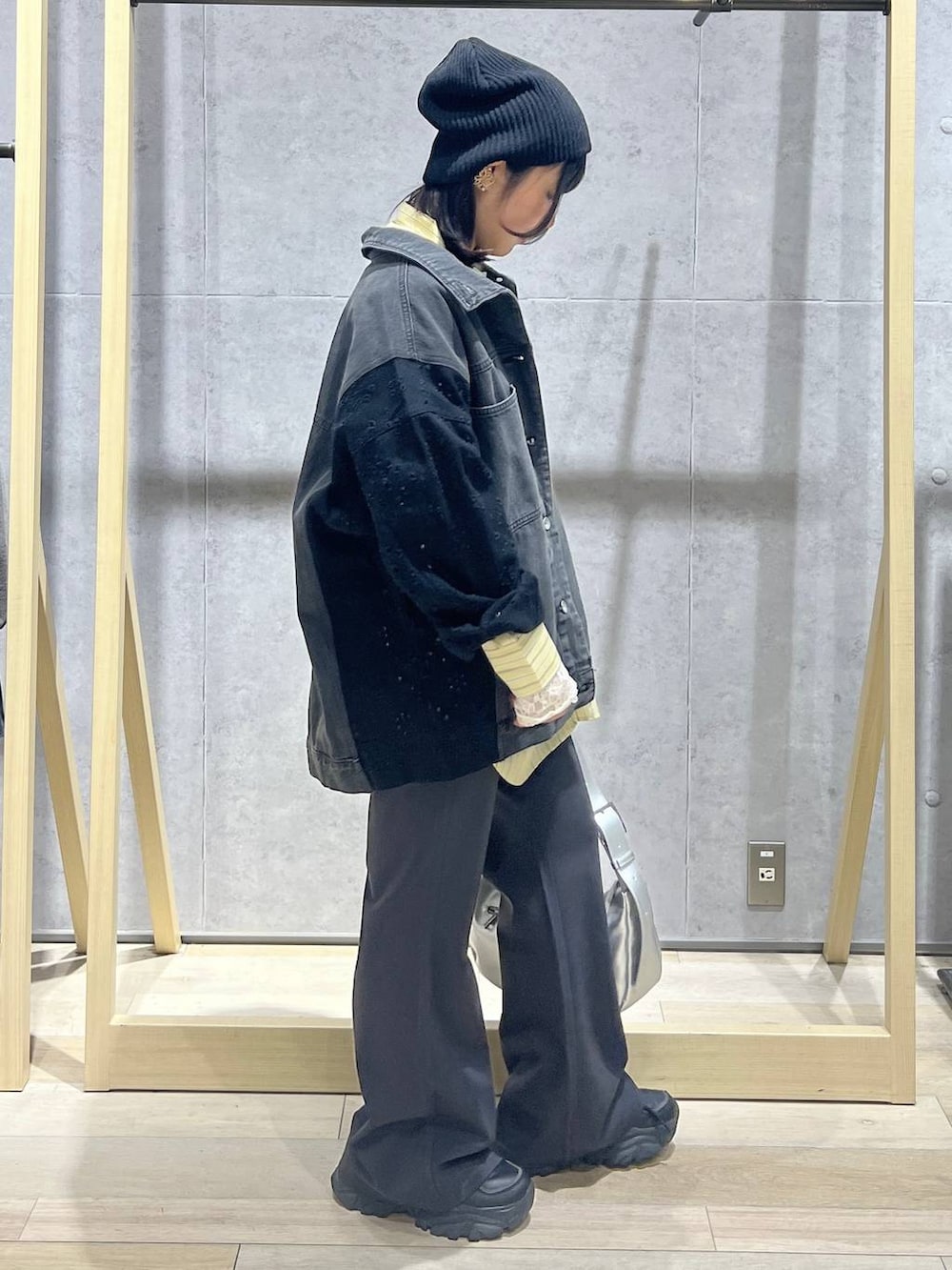 グレー系のその他パンツ、イエロー系のシャツ/ブラウス、シルバー系のショルダーバッグを着用したレディースの冬コーディネートの4枚目の写真