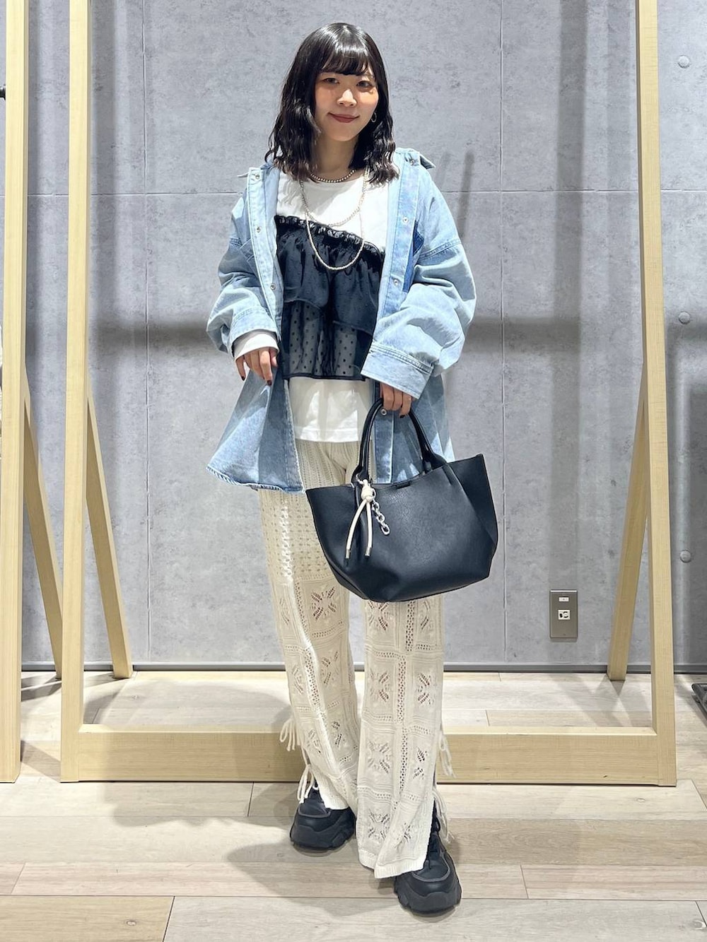 ブルー系のシャツ/ブラウス、ホワイト系のその他パンツ、ブラック系のトートバッグを着用したレディースの冬コーディネートの5枚目の写真