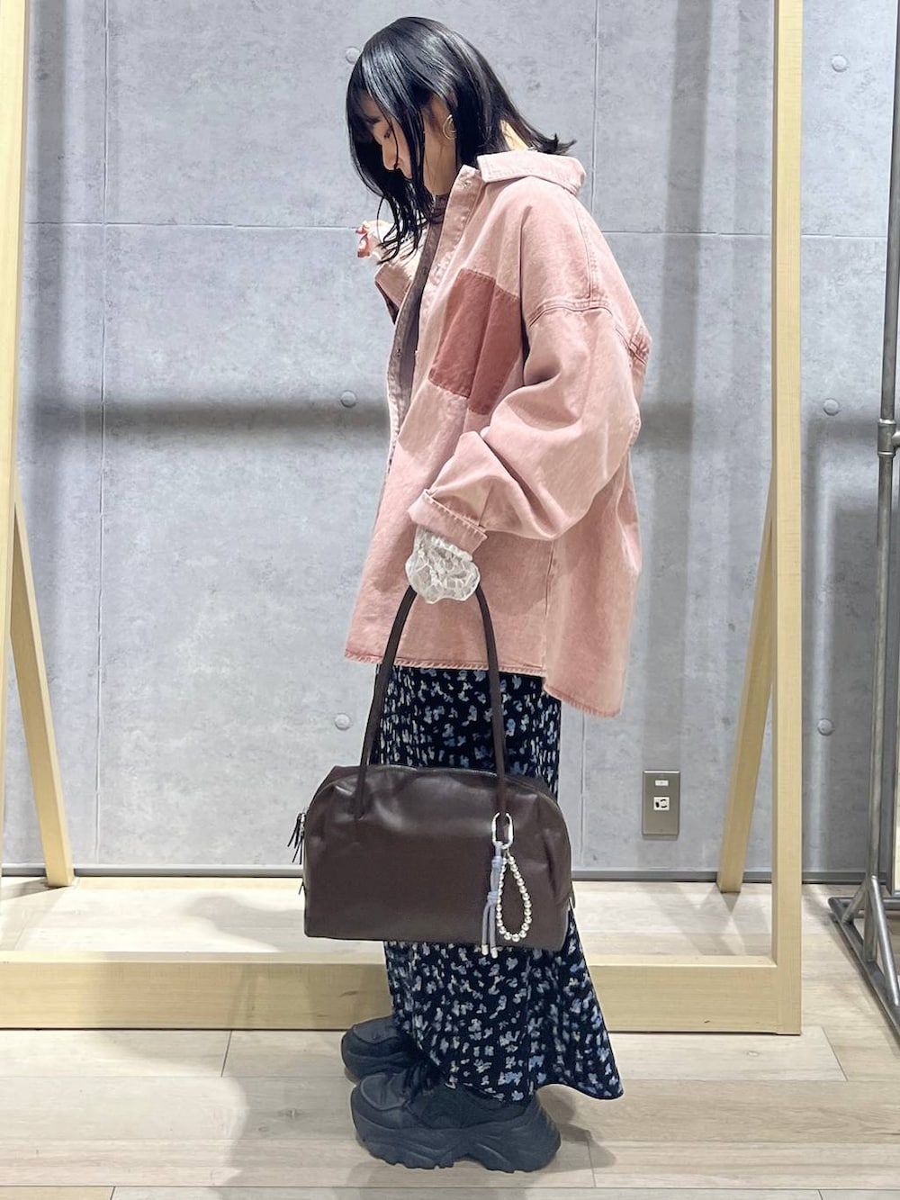 ピンク系のシャツ/ブラウス、ブラウン系のボストンバッグ、ブラック系のスカートを着用したレディースの冬コーディネートの2枚目の写真