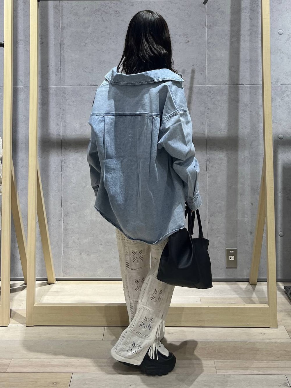 ブルー系のシャツ/ブラウス、ホワイト系のその他パンツ、ブラック系のトートバッグを着用したレディースの冬コーディネートの3枚目の写真